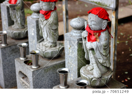 赤いをした日本のお地蔵様。コロナウイルス収束への祈り。仏教の役割 赤いをした日本のお地蔵様。コロナウイルス収束への祈り。仏教の役割 70651249