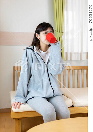 朝起きてドリンクを飲む女性 70651279