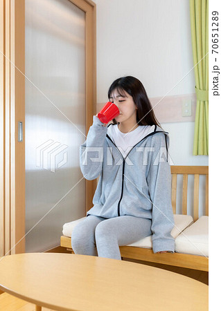 朝起きてドリンクを飲む女性 70651289
