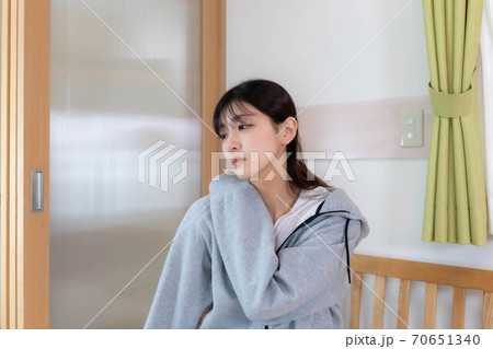 肩こり　女性 70651340