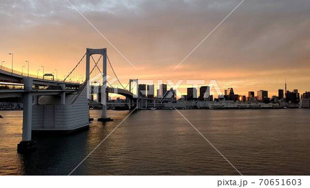 レインボーブリッジから見た夕暮れの東京(撮影場所:東京都、携帯電話で撮影) レインボーブリッジから見た夕暮れの東京(撮影場所:東京都、携帯電話で撮影) 70651603