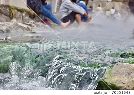 湧き出る源泉と足湯 湧き出る源泉と足湯 70651643