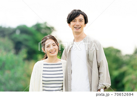 散歩をする若い男女 70652694