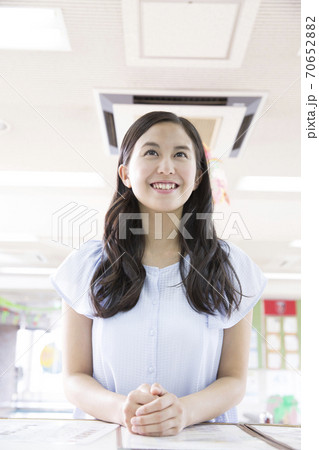 自動車学校の受付 70652882