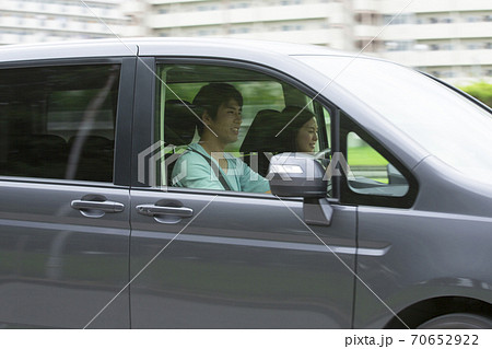 車道を走る車 車道を走る車 70652922