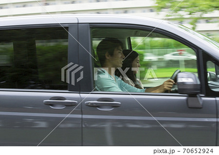 車道を走る車 車道を走る車 70652924