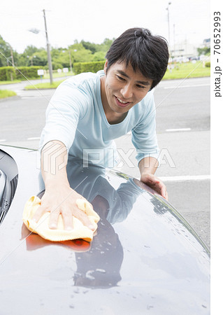 洗車する男性 洗車する男性 70652993