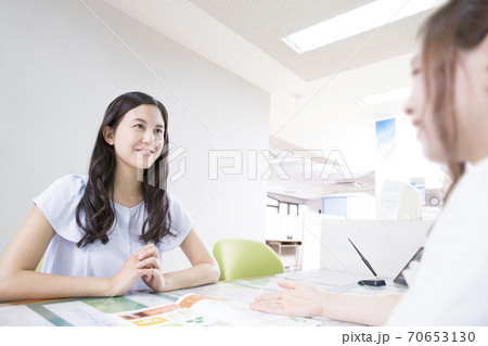 自動車教習所の受付 70653130