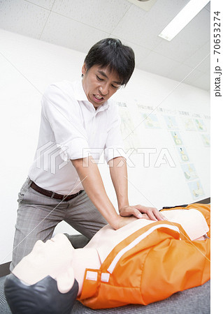心臓マッサージをする男性 70653274