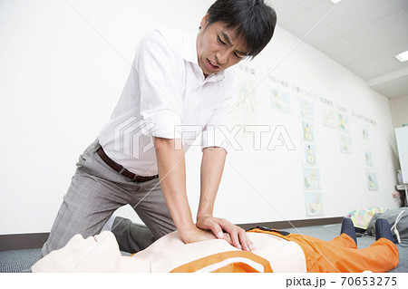 心臓マッサージをする男性 70653275