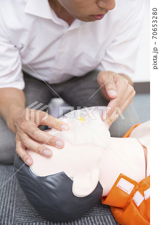 心臓マッサージをする男性 70653280
