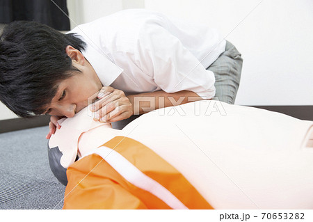 心臓マッサージをする男性 70653282