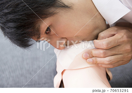 心臓マッサージをする男性 70653291