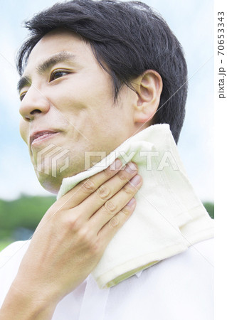 汗を拭うビジネスマン 汗を拭うビジネスマン 70653343