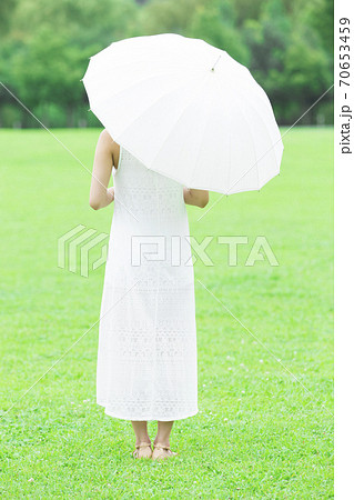 日傘を差す女性の後ろ姿 日傘を差す女性の後ろ姿 70653459