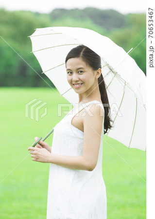 日傘を差す女性 日傘を差す女性 70653467