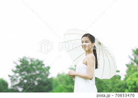 日傘を差す女性 70653470