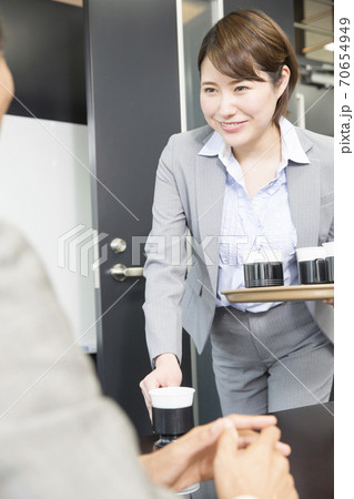 コーヒーを運ぶ女性社員 コーヒーを運ぶ女性社員 70654949