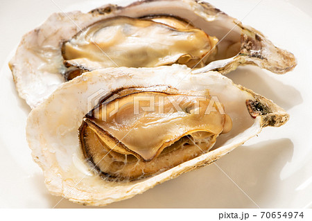 殻付きのまま電子レンジで加熱した、いわゆる「電子レンジ牡蠣」。殻付き牡蠣の簡単調理イメージ。 70654974