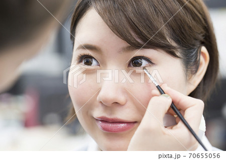 メイクをする女性 70655056