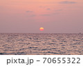 ロン島の夕日 70655322