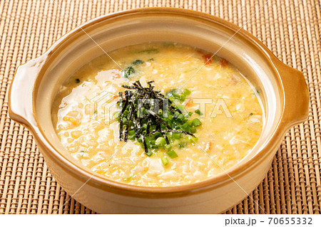 一人前サイズの小さな土鍋に入れられた 雑炊 の写真素材