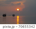 ロン島の朝日 70655342