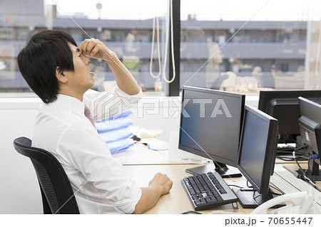 疲れ目のビジネスマン 70655447