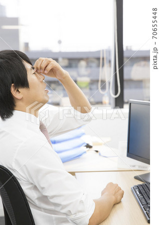 疲れ目のビジネスマン 疲れ目のビジネスマン 70655448