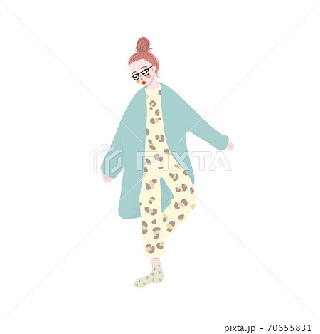 ヒョウ柄パジャマを着た女の子イラストのイラスト素材