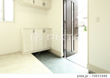 新築住宅 玄関 イメージ 70655988