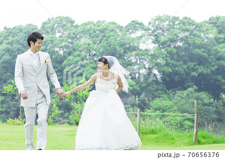 手を繋ぐ新郎新婦 手を繋ぐ新郎新婦 70656376