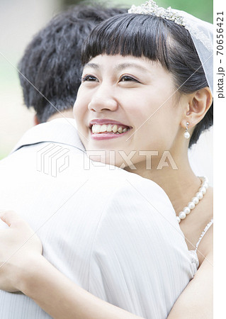 抱きしめる新郎新婦 抱きしめる新郎新婦 70656421