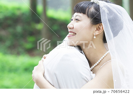 抱きしめる新郎新婦 抱きしめる新郎新婦 70656422