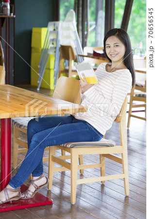 カフェで読書する女性 カフェで読書する女性 70656545