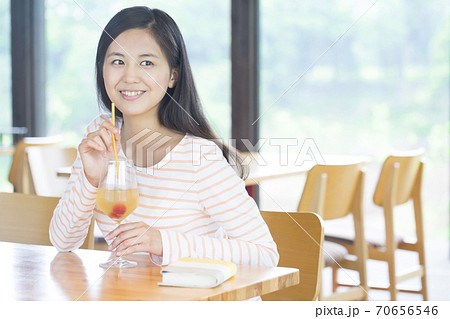 カフェで飲み物を飲む女性 70656546