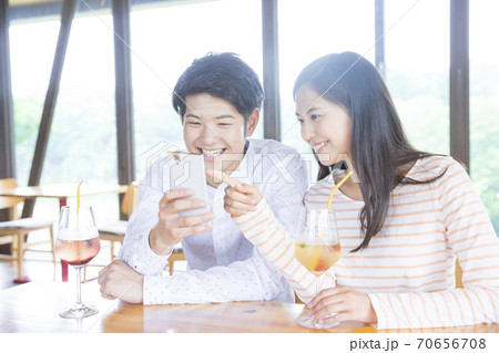 カフェでデートするカップル カフェでデートするカップル 70656708