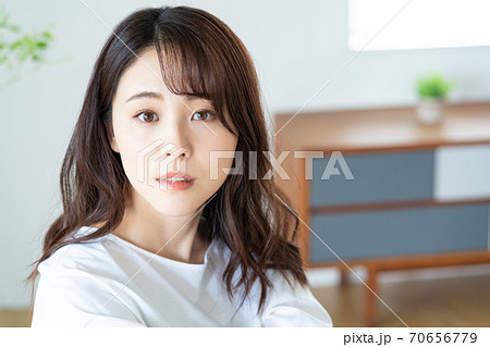 若い女性の顔のアップ 若い女性の顔のアップ 70656779