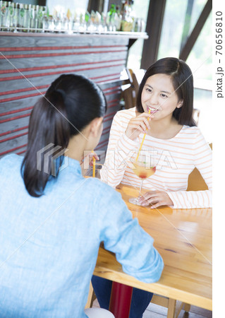 カフェでお喋りする女性 カフェでお喋りする女性 70656810