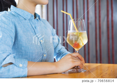 カフェで飲み物を飲む女性 70656814