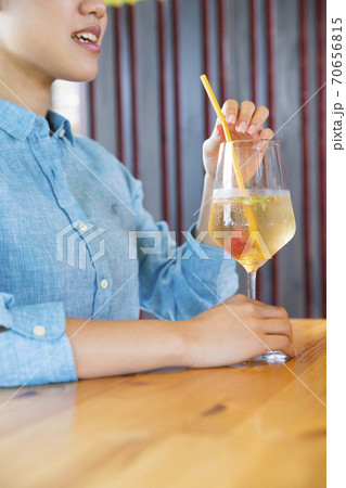 カフェで飲み物を飲む女性 70656815