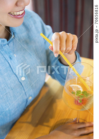 カフェで飲み物を飲む女性 カフェで飲み物を飲む女性 70656816