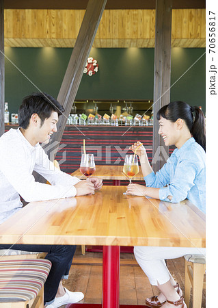 カフェでデートするカップル カフェでデートするカップル 70656817
