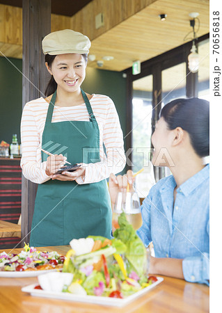 注文をとるカフェ店員 70656818