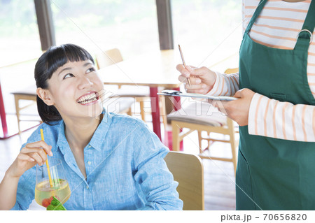 注文をとるカフェ店員 注文をとるカフェ店員 70656820