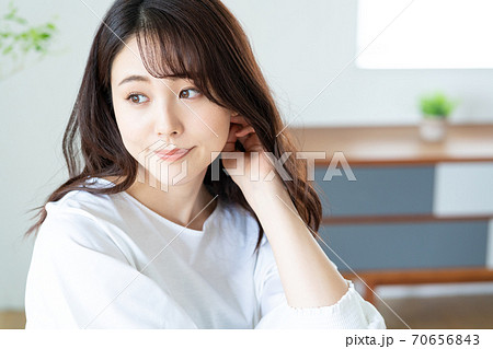 笑顔の若い女性の顔のアップ 笑顔の若い女性の顔のアップ 70656843