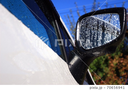 洗車の濯ぎによる水滴 70656941