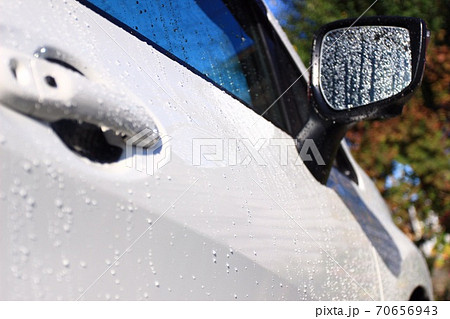 洗車の濯ぎによる水滴 洗車の濯ぎによる水滴 70656943