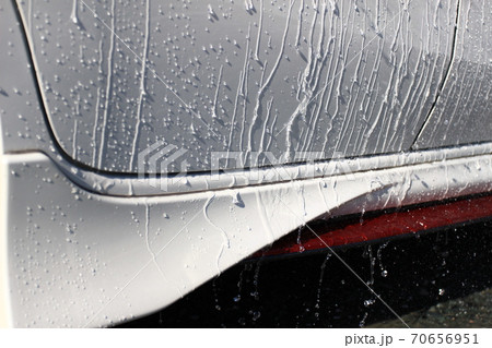 洗車の濯ぎによる水流 洗車の濯ぎによる水流 70656951