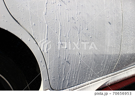洗車の濯ぎによる水流 70656953